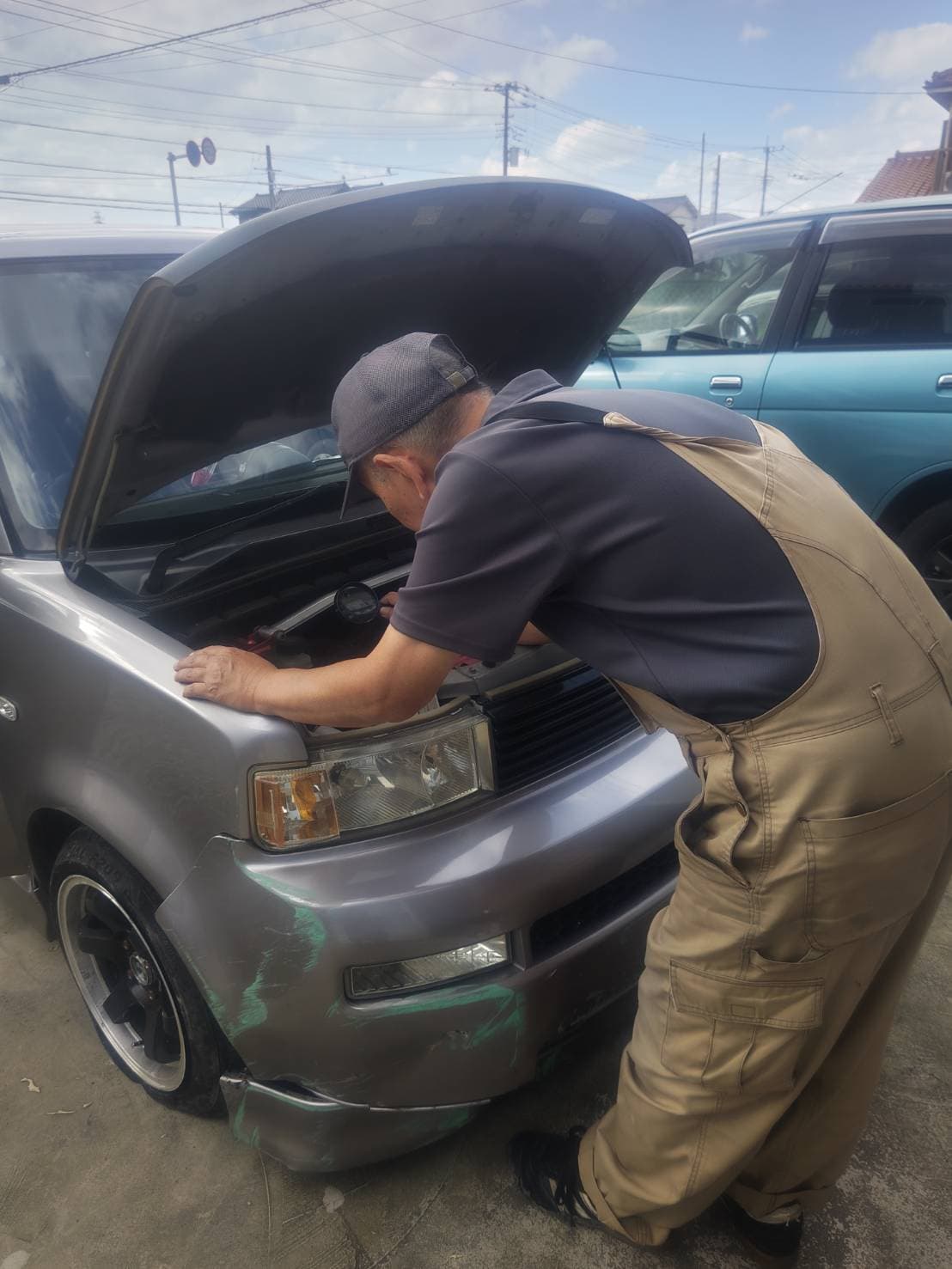 解体業の現場で車を点検する様子